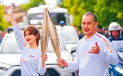 25岁赵露思传奥运火炬，不过对她的英语发音引争论，又为何当选？