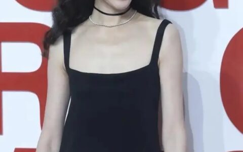 唐嫣出席活动生图，齐刘海配黑色吊带裙没任何装饰，总觉得哪不对
