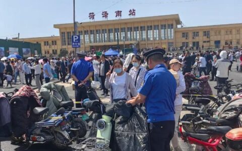 郭有才走红后菏泽南站“群魔乱舞”被叫停，流量着魔有隐忧