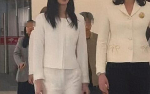 何猷君夫妇参加豪门婚礼！超模妻子站准新娘旁边，178个头真瞩目