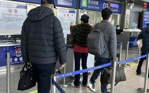 陈凯歌陈红夫妇回娘家被偶遇，身旁不见小儿子陈飞宇身影