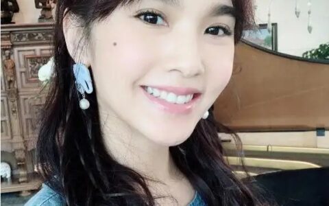 杨丞琳低调走机场，穿绿色马甲显老气，网友：少女脸却穿得像大妈
