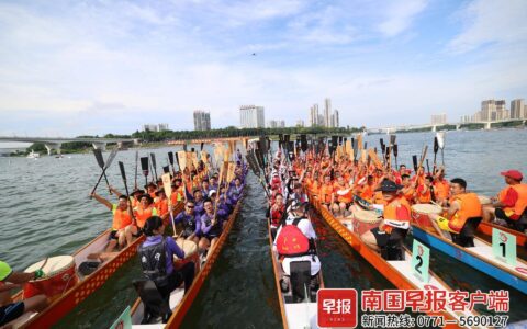 这才是端午！鼓声劈浪鸣千雷，百舸争流赛邕江-鼓钹齐鸣的拼音是什么