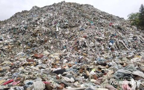 “啥都往这儿堆！”垃圾堆成十几米高的“山”，多地发现“跨省倒垃圾”，最新曝光→-用垃圾堆成的山