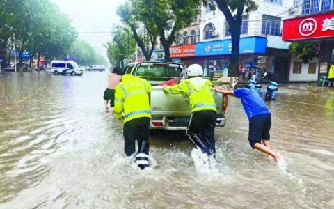 致敬！暴雨风沙中的藏蓝身影-暴风雨所打击着的土地象征意义