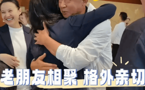 57岁王志文罕见亮相：脱发显老，拥抱老友王姬，与张嘉译再聚首！-王志文54岁