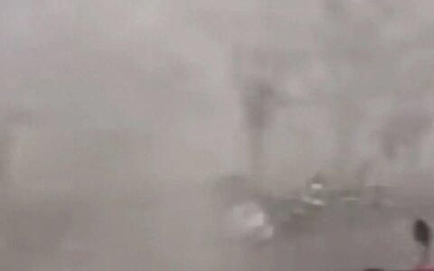 突发!洛阳大雨，空调外机被刮下。河科大快散架了！笑疯在评论区-空调外机被暴雨淋