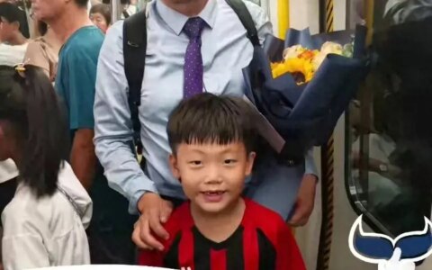 好学小孩哥在地铁上看《墨菲定律》，被北大博导收徒。-墨菲定律适合小学生看吗