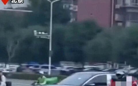 危险！北京警方通报奔驰车拖拽摩托车骑手致骨折，现场细节流出-摩托车撞奔驰图片