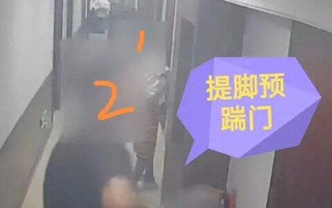 女子住酒店深夜被2男子疯狂敲门，酒店方称确实是2个人送外卖-住酒店半夜三更被敲门
