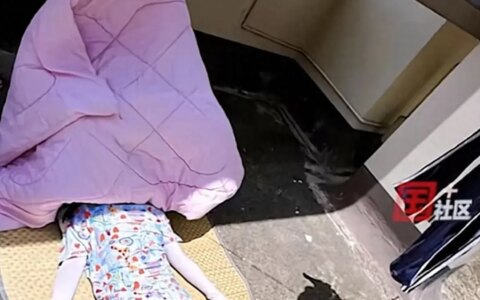 女子夏天楼顶晒后背，晒了10天瘦了4斤，网友：没中暑是奇迹-楼顶晒东西