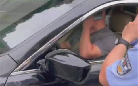 公务车司机强行变道酿事故，不配合交警处理还爆粗口，哪来的霸气？-变道导致公交车上乘客受伤