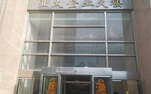 急速下坠两层！一轿厢10余人被困遭遇“电梯惊魂” 记者采访时还被保安驱赶……-电梯轿厢坠落应急处理