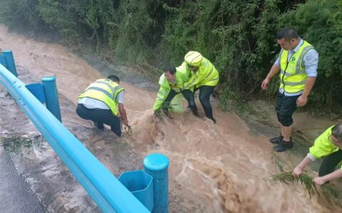 暴雨致路面积水严重，十堰高警联合多部门以“迅”应“汛”除险情-湖北十堰暴雨