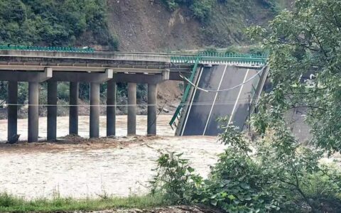 陕西柞水一公路桥梁垮塌致11人遇难 亲历者：组织占满全部车道阻拦后车，桥下水很急-柞水县修路