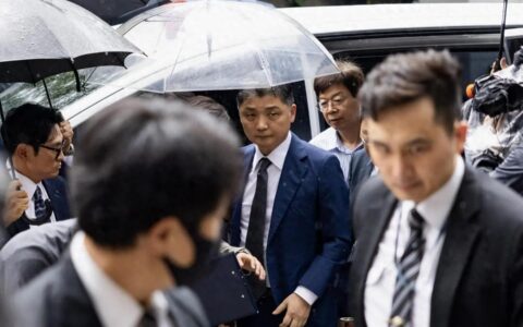 Kakao亿万富豪创始人金范秀因涉嫌在K-Pop交易中操纵股票而被捕-想你金范秀简谱