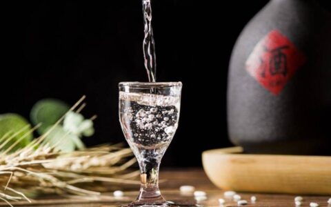 白酒攻坚:八成酒企市场遇冷，经销商称“库存很高”,酒业协会呼吁“增强信心”-白酒行业进入障碍