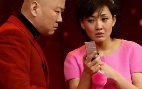 网友地铁偶遇牛莉母女，牛莉面部僵硬鼻子超尖，买LV新包有实力-牛莉现状