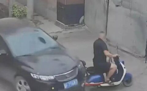 原创
            荒谬！男子撞人后追砍：被撞人现状曝光，邻居透露内情，警方介入-男子开车撞人后