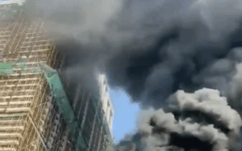 浙江嘉善一建筑起火 无人员伤亡,现场火光以及黑色浓烟清晰可见-浙江嘉善失火原因
