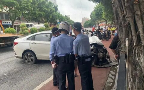 两车发生追撞事故 致护栏飞入路边店铺-车撞上护栏