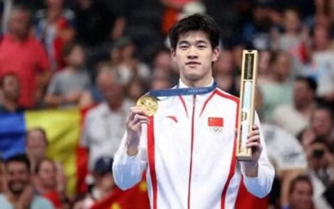 潘展乐震惊泳坛勇夺两金，七天涨粉近30万，和谷爱凌握手梦幻联动-广西 潘展东